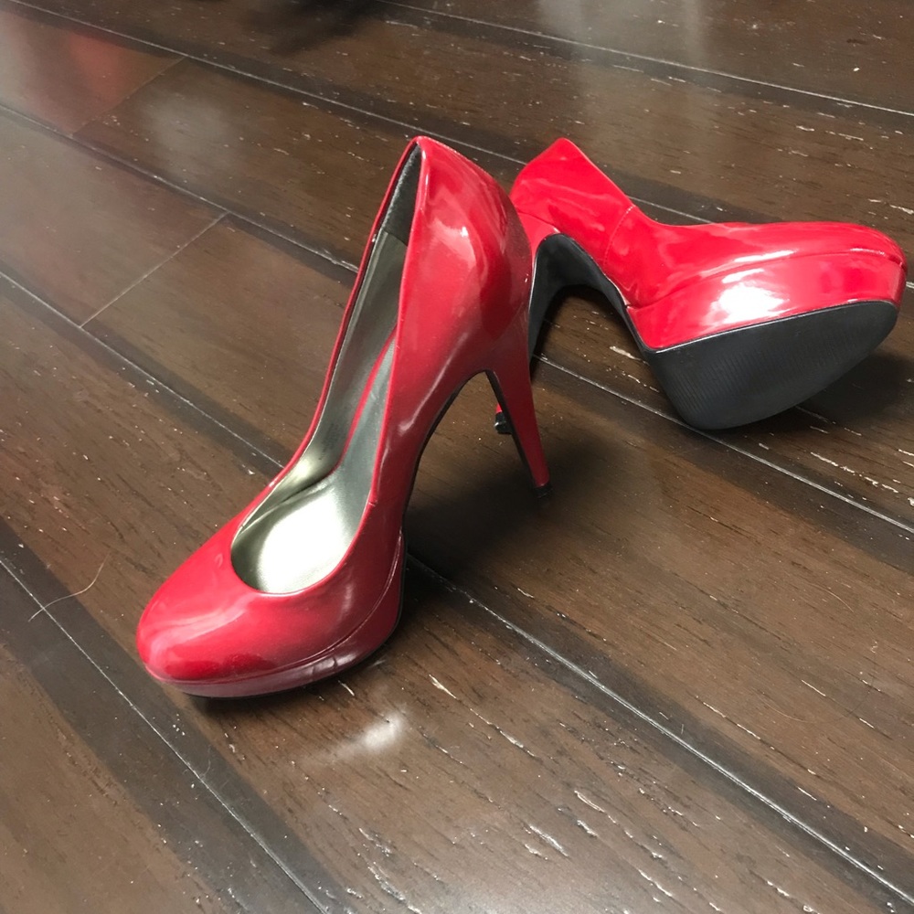 Like new red hills by Guess.
